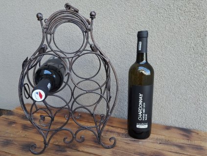 kovový stojan na víno