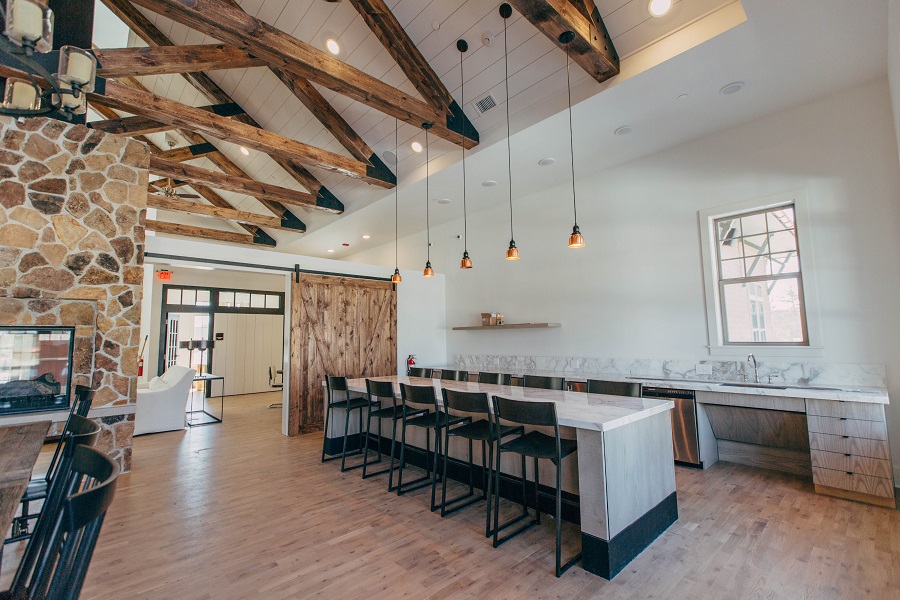 Do domu s přiznaným stropem zvolte zavěšený lustr