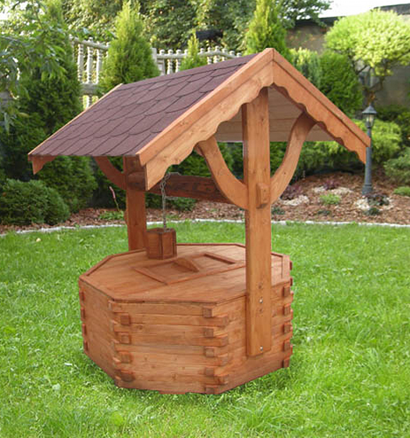 Jak zakrýt studnu nebo septik? Pomůže dekorativní dřevěná studna