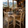 Alpská restaurace s dřevěným interiérem