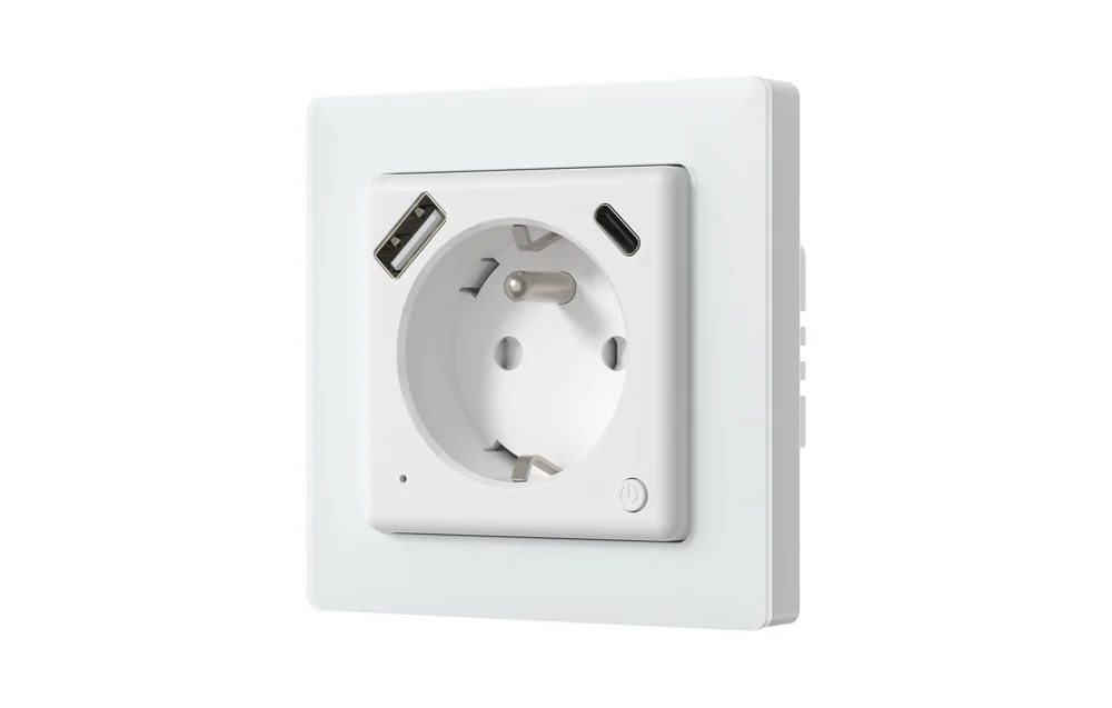 Bílá vestavná zásuvka Avatto WOT20-FR s rámečkem, portem USB-A vlevo, portem USB-C vpravo a ovládacím tlačítkem