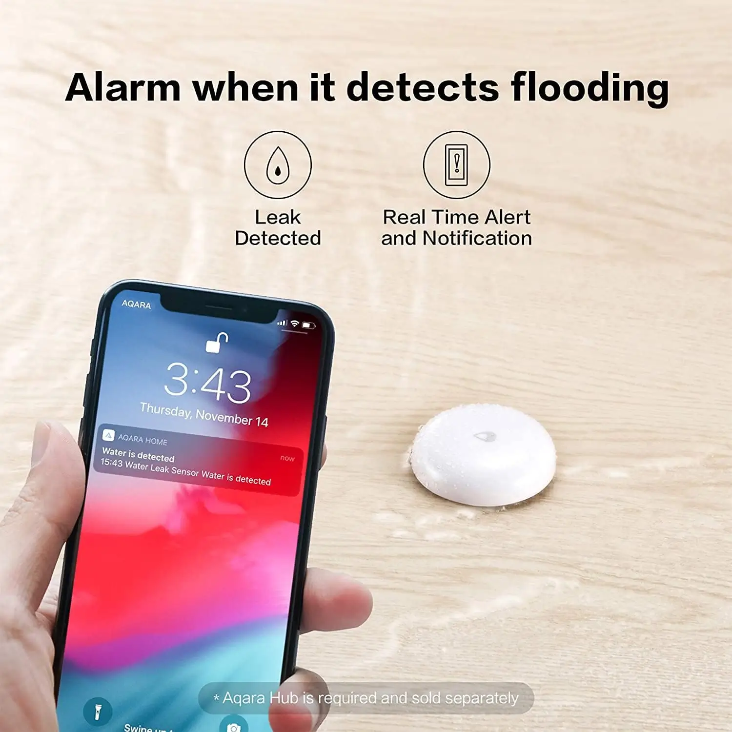 Aqara Water Leak Sensor T1 ležící v rozlité vodě na podlaze a notifikace o detekci vody na displeji telefonu