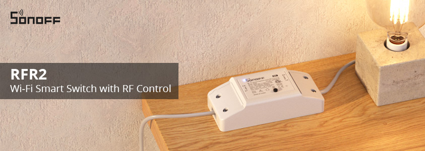 Spínací modul Sonoff RFR2 zapojený v přívodním kabelu stolní lampy