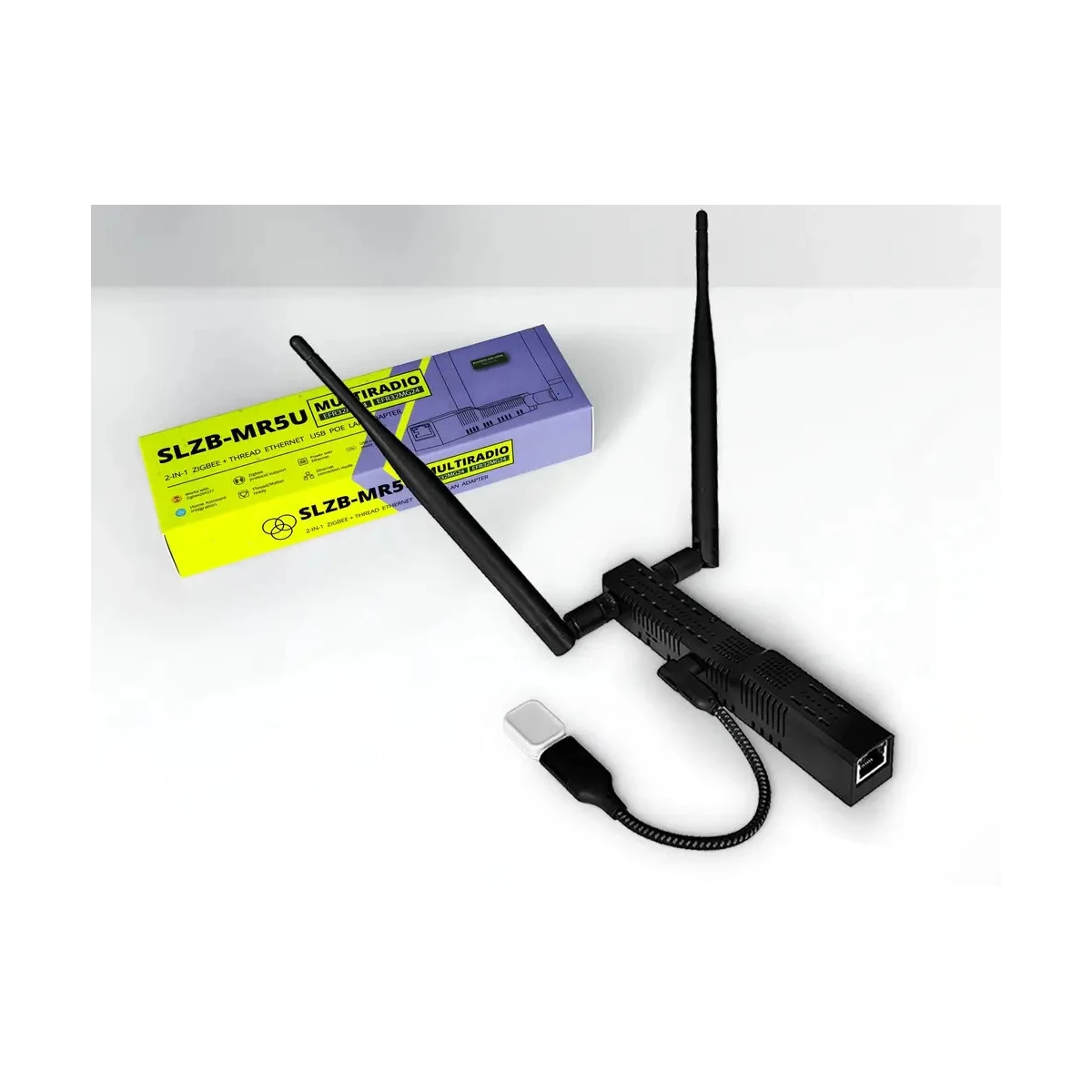 Koordinátor SMLIGHT SLZB-MR5U se dvěma externími anténami, USB adaptérem připojeným kabelem do portu USB-A a původní krabicí