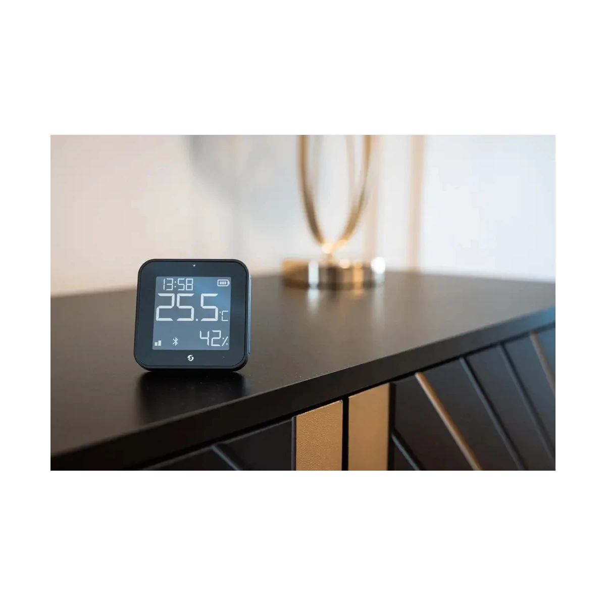 Shelly BLU H&T Display ZB Black pohled na e-paper displej s hodnotami teploty a vlhkosti