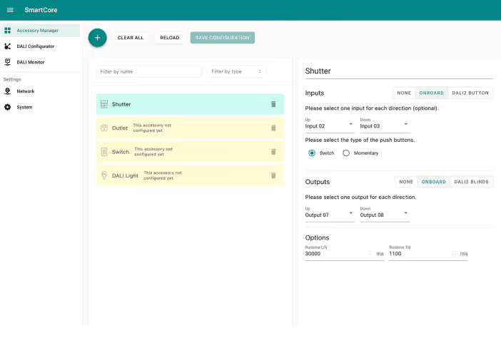 Webové rozhraní Atios SmartCore – Accessory Manager s nastavením rolety: přiřazení vstupů, výstupů a typu tlačítka
