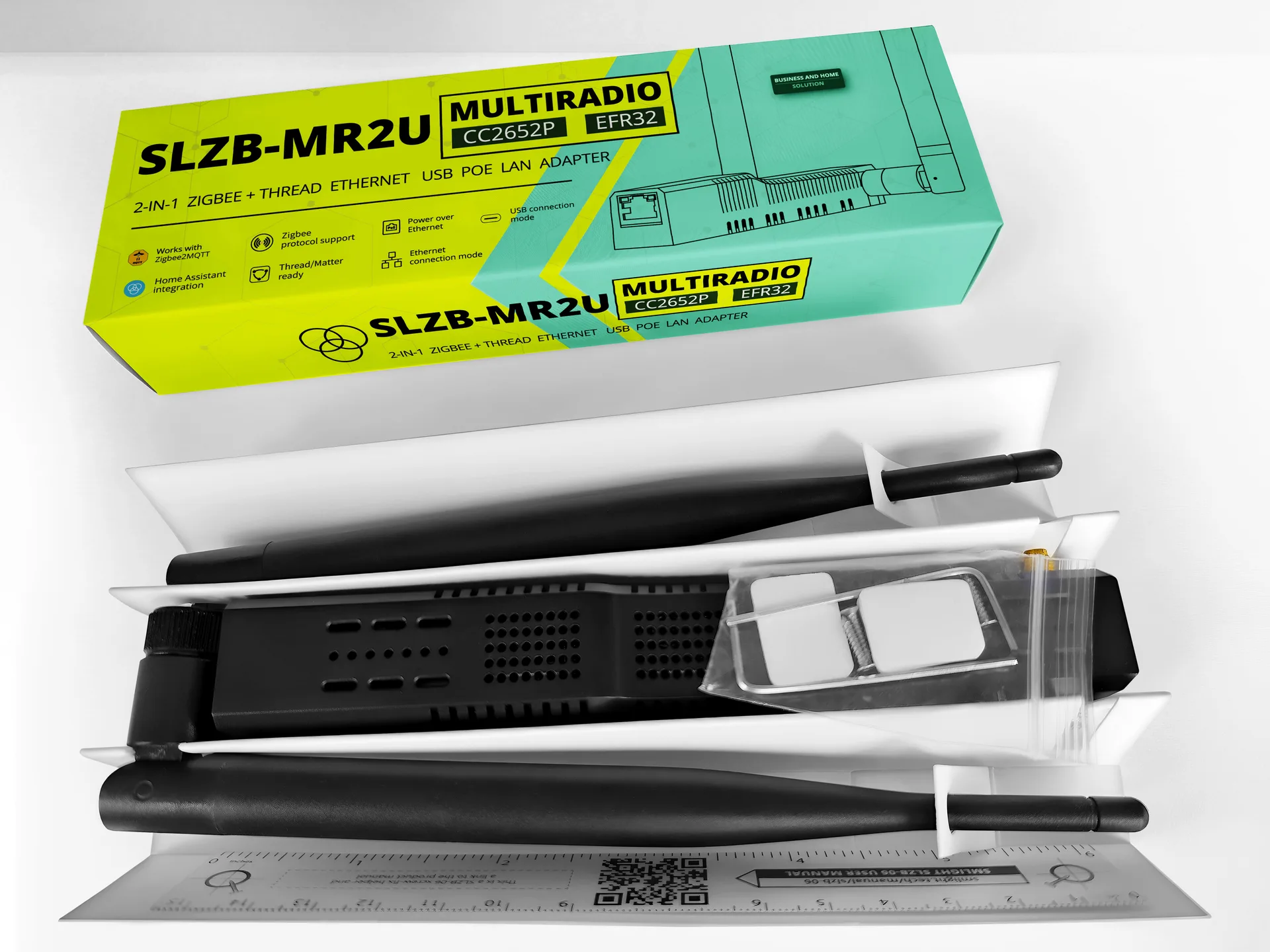 Detail SMLIGHT SLZB-MR2U s externími anténami pro Zigbee a Thread
