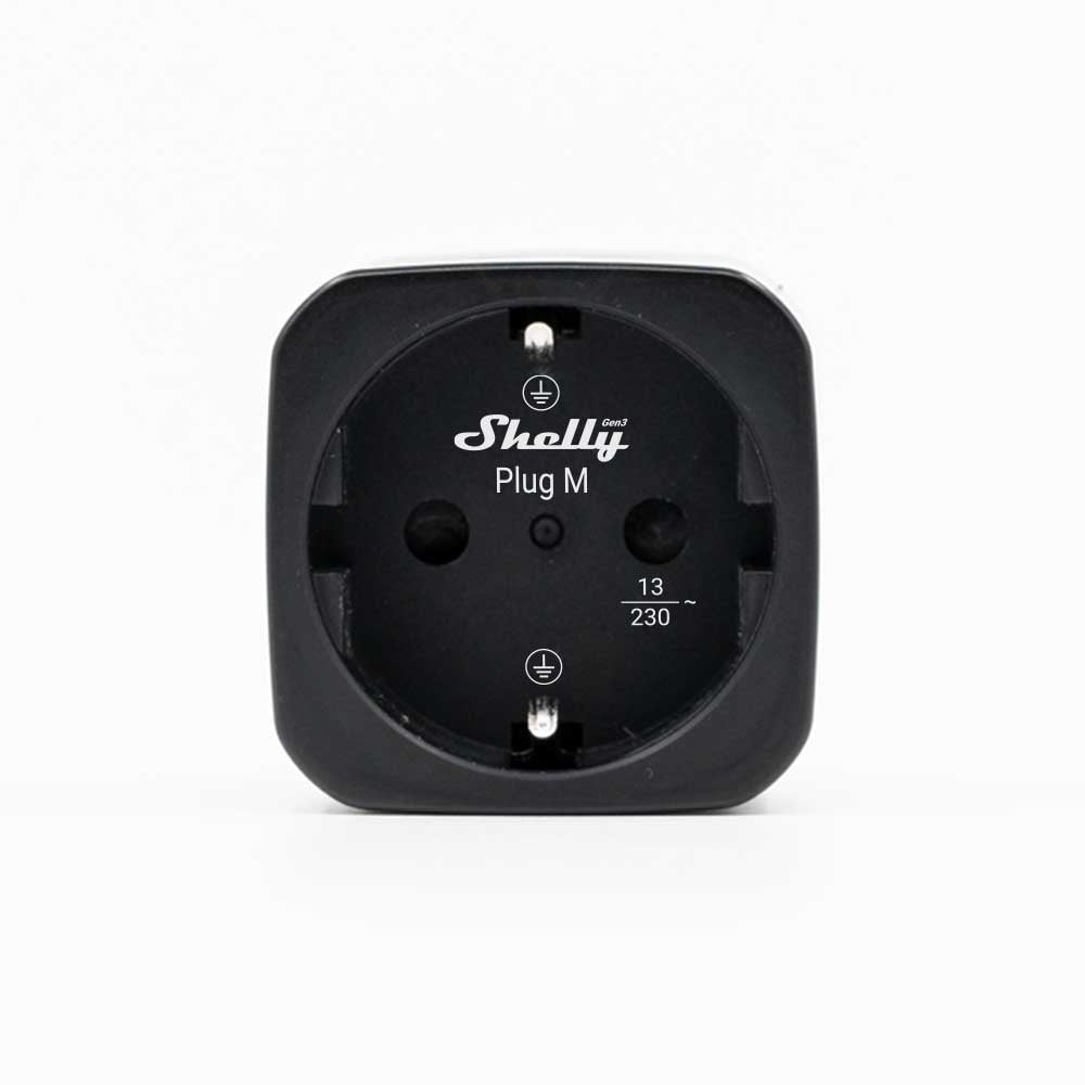 Detailní pohled na čelo zásuvky Shelly Plug M Gen3 s označením výrobce a jmenovitým proudem 13 A / 230 V