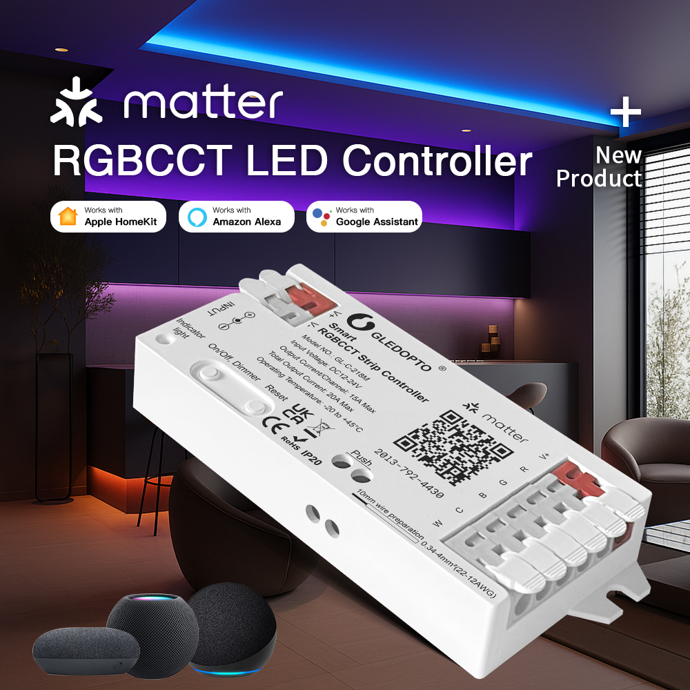 Matter RGBCCT LED ovladač Gledopto v interiéru s fialovým a modrým podsvícením a chytrými reproduktory