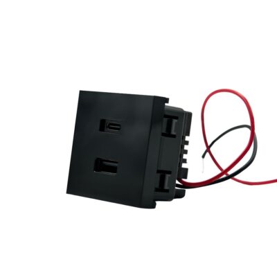 Černý USB modul Shelly s USB-C a USB-A portem na čelní desce, ze zadní strany vychází dvoužilový přívodní kabel s červeným a černým vodičem
