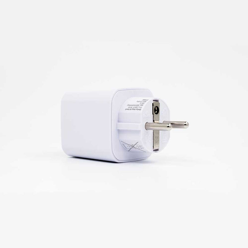 Detailní pohled na zadní stranu bílé zásuvky Shelly Plug M Gen3 s vidlicí CEE 7/7 a štítkem s technickými údaji
