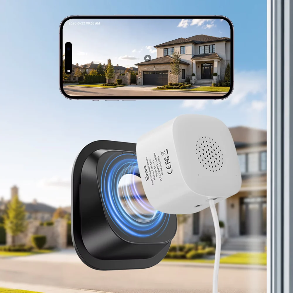 Kamera CAM-S3W připevňovaná magnetem na držák nalepený na okenním skle a živý náhled domu na mobilním telefonu