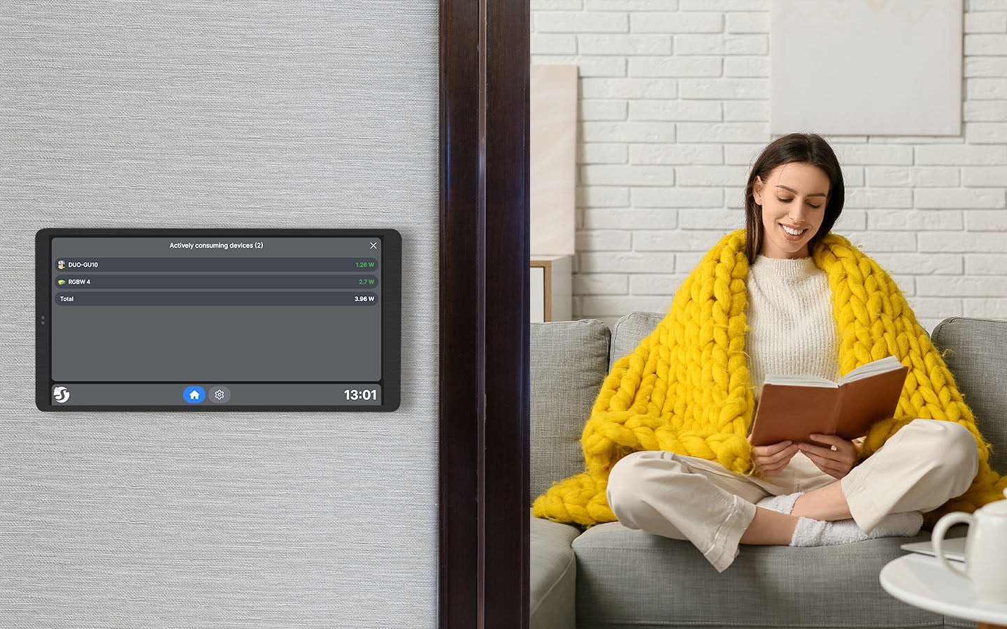 Nástěnný panel Shelly Wall Display X2i ve zdi obývacího pokoje zobrazující seznam aktivně odebírajících zařízení s příkonem a celkovým součtem