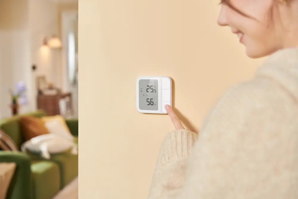 AQARA Floor Heating Thermostat W500 – pohled na displej a ovládací prvky