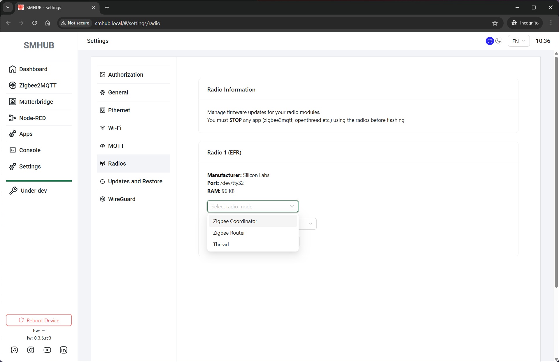 SMLIGHT SMHUB Nano MG24 – zařízení v provozním kontextu (produktová fotografie)