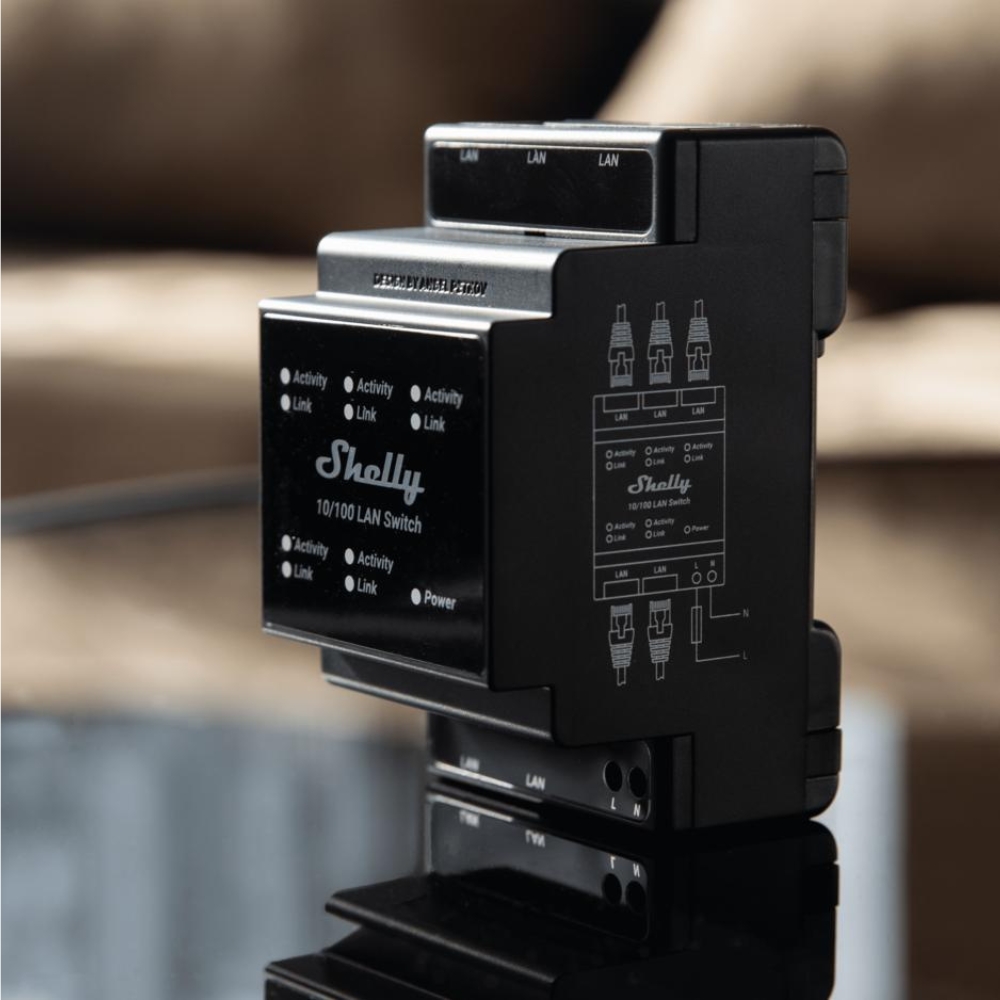 Černý switch v provedení na DIN lištu s pěti porty RJ45 a signalizačními LED Activity, Link a Power