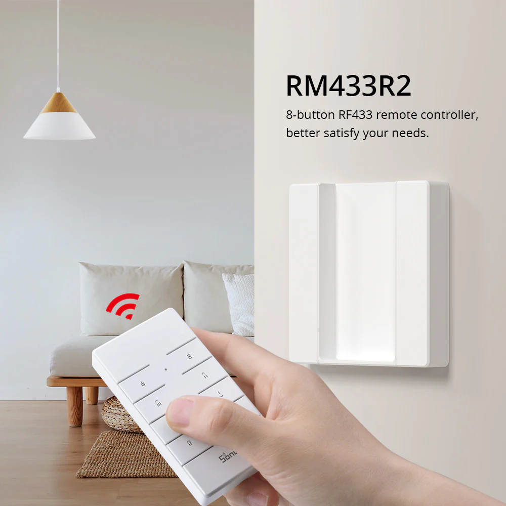 Základna Sonoff RM433R2 Base na stěně obývacího pokoje s ovladačem RM433R2 v ruce