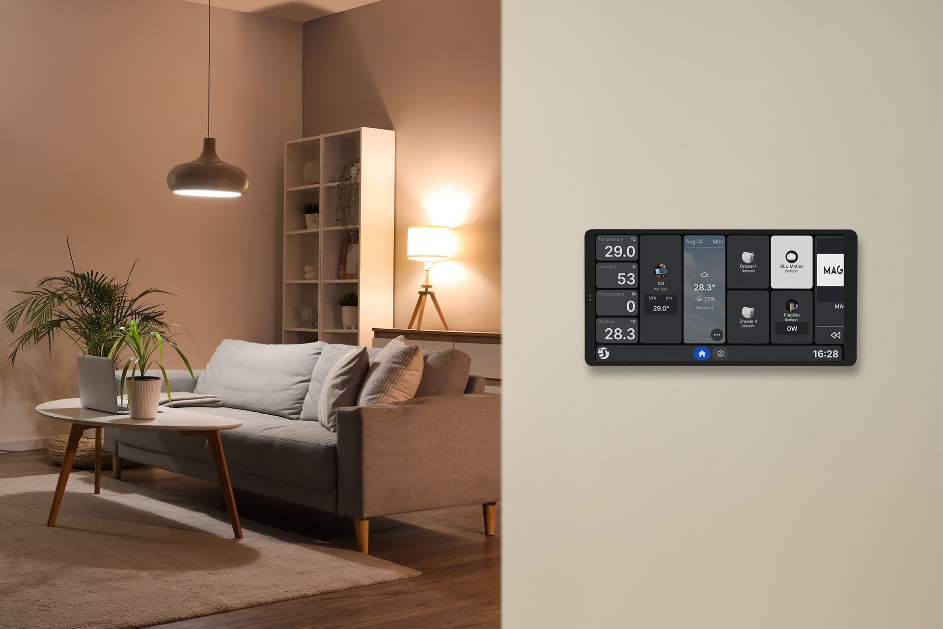 Nástěnný panel Shelly Wall Display X2i namontovaný na šířku ve zdi obývacího pokoje, na displeji jsou hodnoty teploty, vlhkosti, spotřeby a dlaždice senzorů