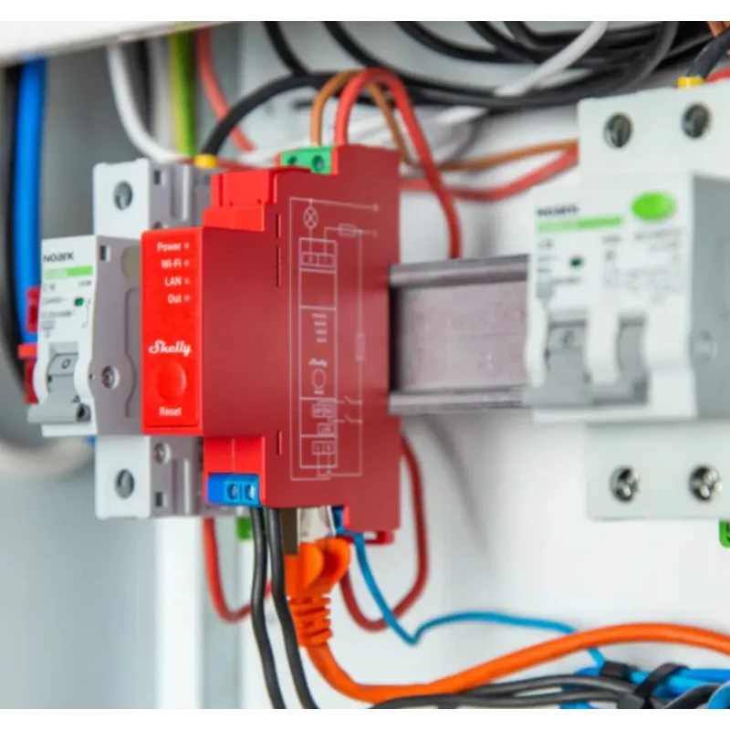 Červený modul Shelly Pro 1PM v rozvaděči na DIN liště mezi jističi, s připojenými vodiči a ethernetovým kabelem