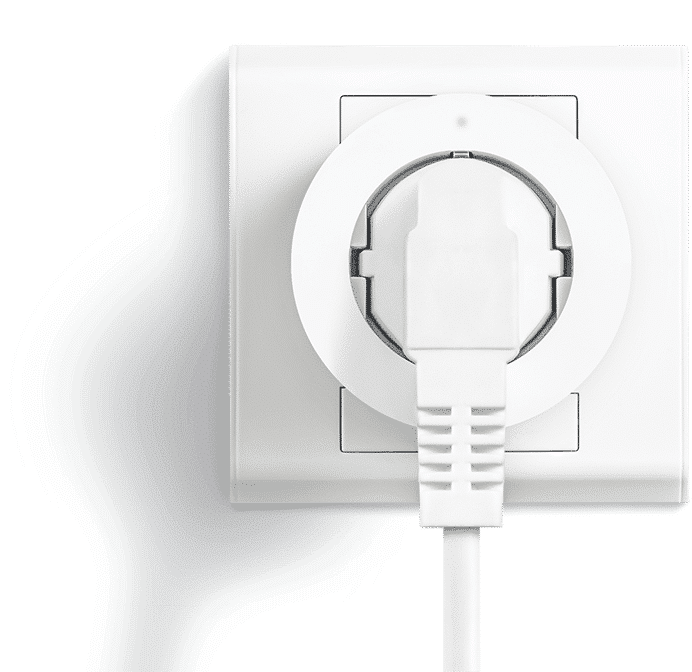 Bílá chytrá zásuvka Aqara Smart Plug zapojená v nástěnné zásuvce se zasunutým napájecím kabelem spotřebiče