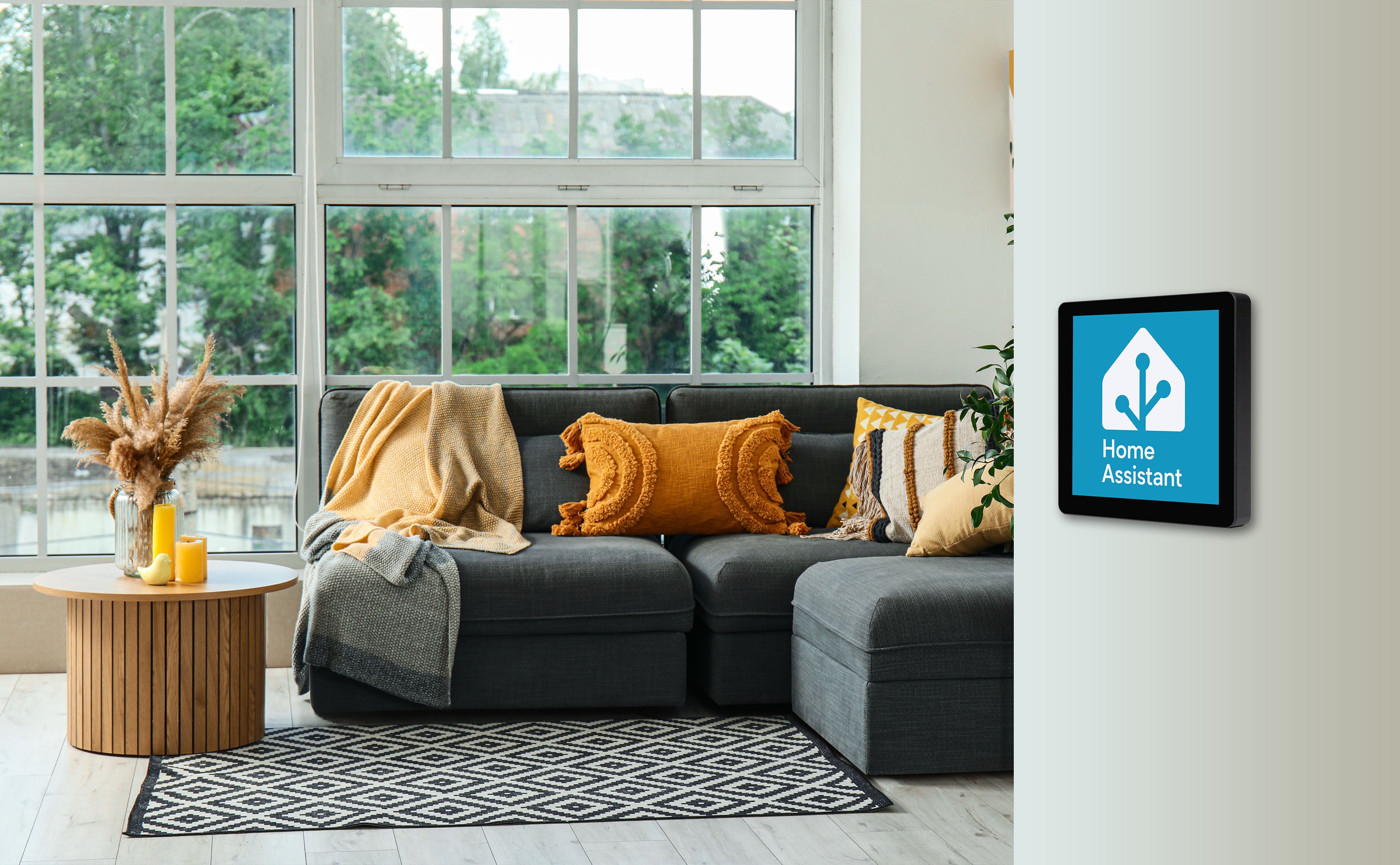 Nástěnný panel Shelly Wall Display X2i namontovaný ve zdi obývacího pokoje se zobrazenou úvodní obrazovkou Home Assistant