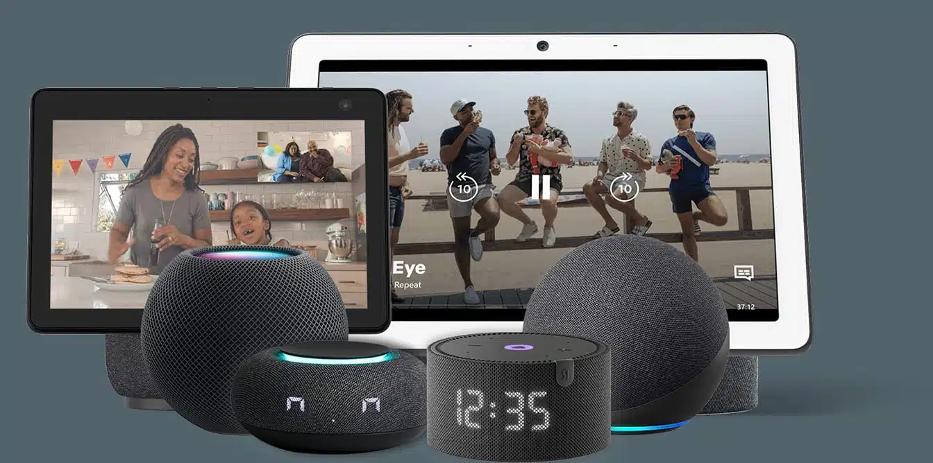 Chytré reproduktory a displeje Amazon Echo, Apple HomePod mini a Google Nest Hub představující podporované ekosystémy