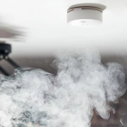 Kouř stoupající ke stropu s nainstalovaným detektorem kouře Shelly Plus Smoke Alarm