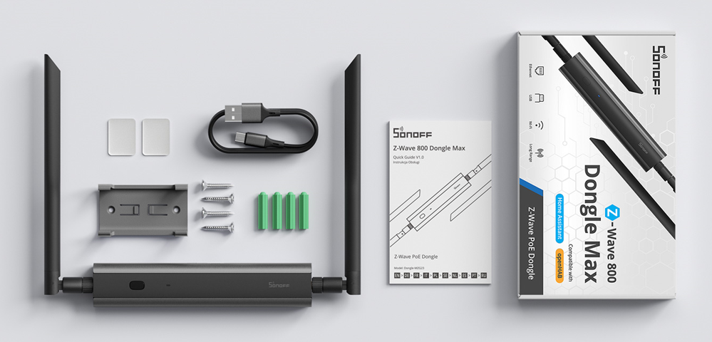 Obsah balení Dongle-MZG23: dongle se dvěma anténami, USB-C kabel, montážní držák, šrouby, lepicí pásky, návod a krabice Z-Wave 800 Dongle Max