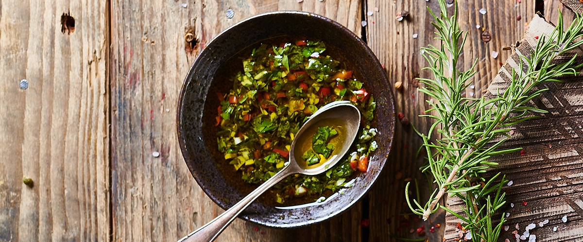 Pravá argentinská omáčka chimichurri na hovězí steaky