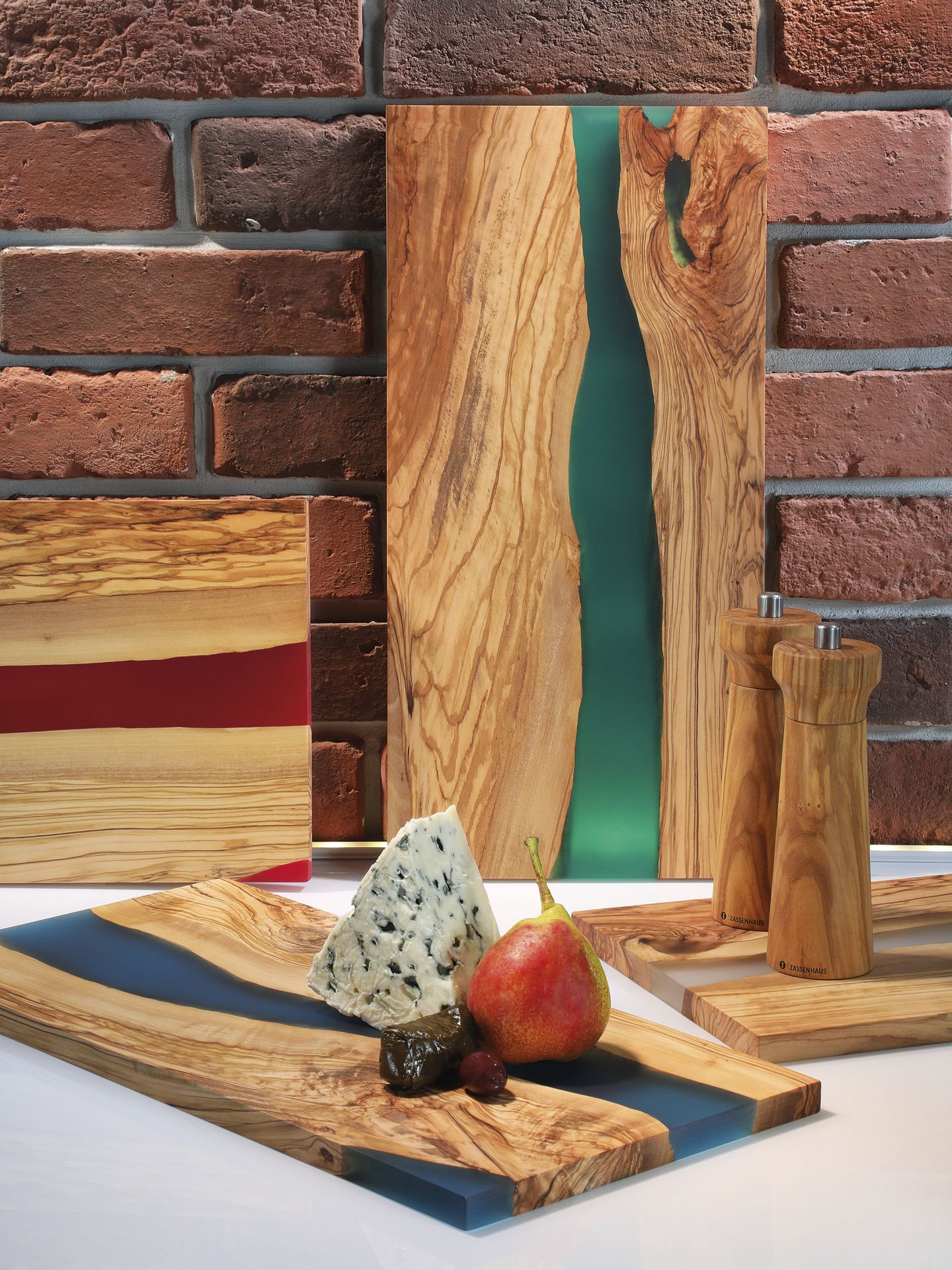 Luxusní servírovací prkénka z olivového dřeva a barvené pryskyřice.