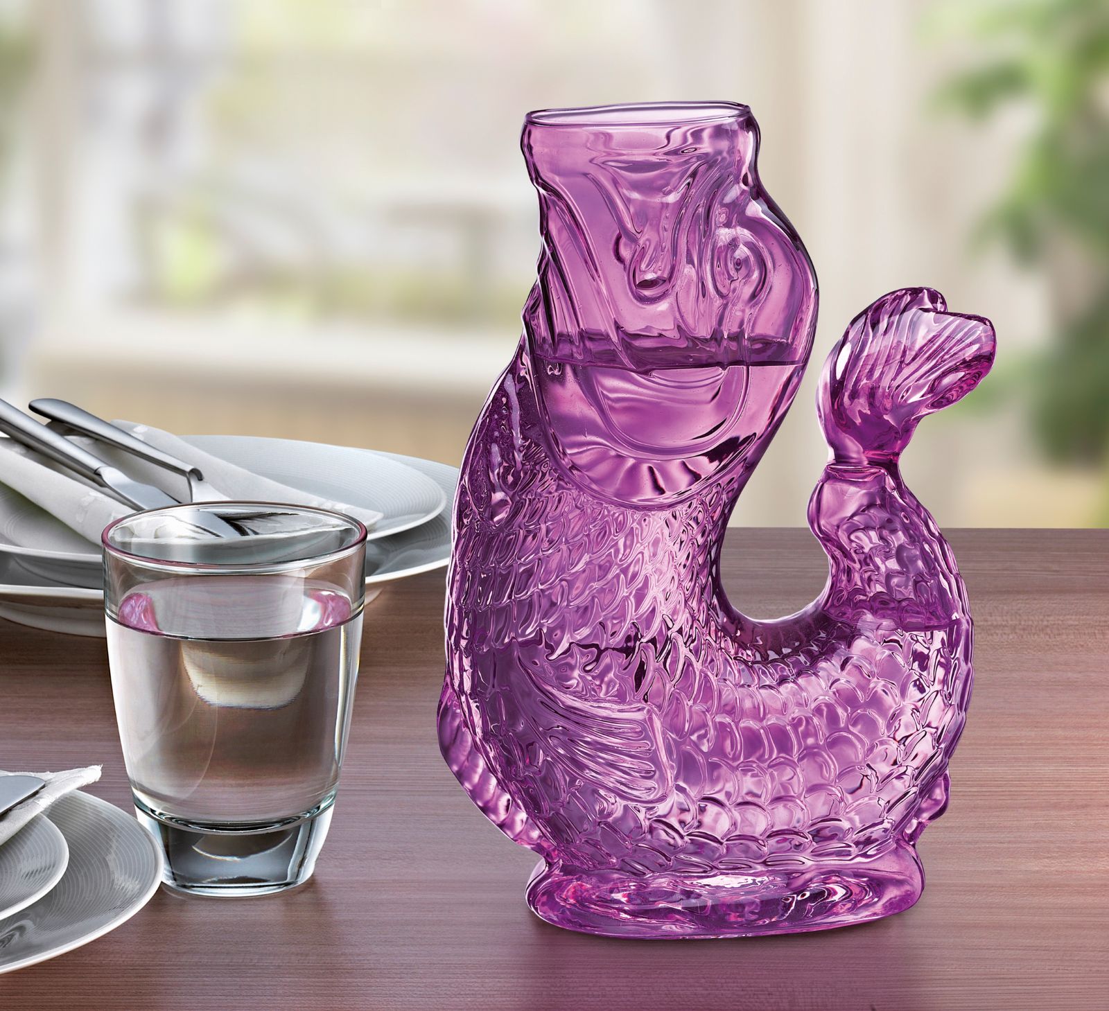 Skleněné karafy v retro stylu.