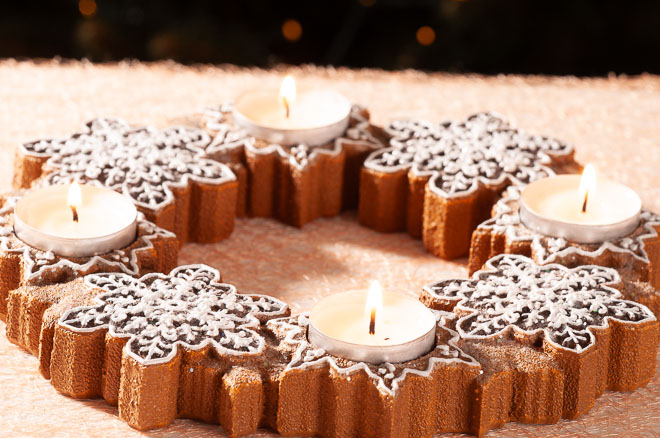 Vánoční svícny, ozdoby a dekorace ve stylu perníku.