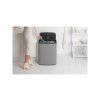 221460 Odpadkový koš Touch Bin 2x30 l minerální světle šedá od Brabantia v interiéru otevřený s odpadem
