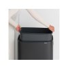 223020 BO TOUCH BIN 60 L matně černá vytáhnutí vnitřního koše