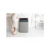 223129 BO TOUCH BIN 60 L minerální světle šedá vytáhnutí vnitřního koše