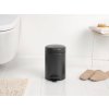 233449 Malý šedý odpadkový koš 3 l je ideální na toaletu a do koupelny snadno se udržuje a čistí Brabantia (12)