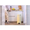 233845 Žlutý pedálový koš 30 l od Brabantia vysoká kvalita do kuchyně haly i obývacího pokoje záruka 10 let Brabatnia (3)