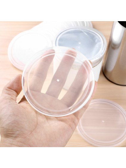 umělohmotné víčko na uzavření konzervy pro psy