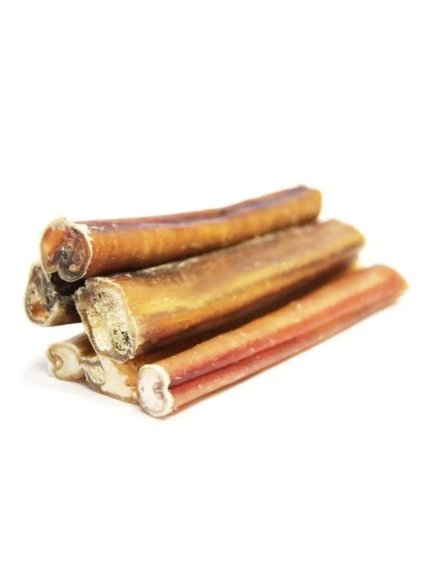 hromádka sušených hovězích penisů Panakei na kousání pro psy na bílém pozadí.