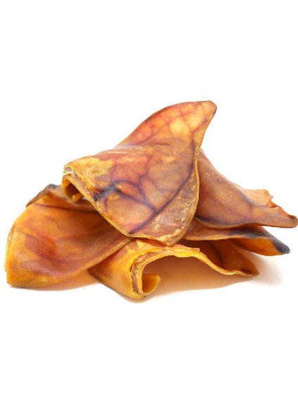 Pár sušených vepřových uší Panakei pro psy na bílém pozadí.