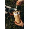 Flexivital+ se sype z odměrky do misky – podávání kloubní výživy pro psa