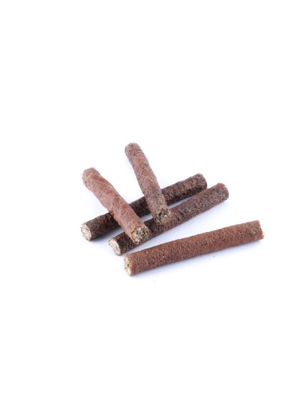 Niekoľko srnčích roliek Panakei naukladaných na bielom pozadí – prírodné žuvacie pamlsky pre psov.