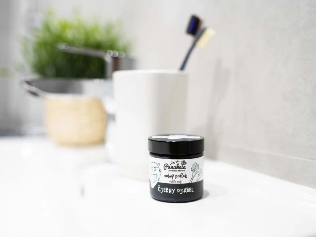 Zubní prášek: přírodní alternativa k zubní pastě