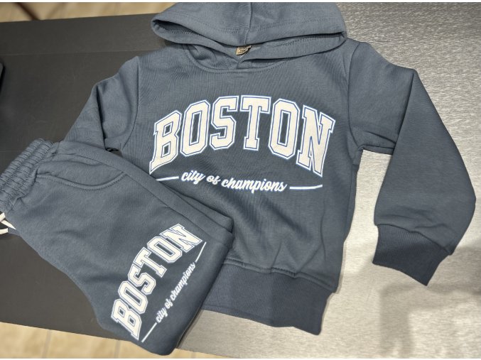 Boston feliratos melegítő együttes