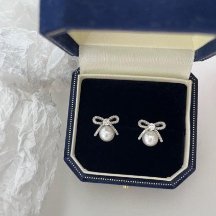 Elegantní náušnice s mašlí a perlou