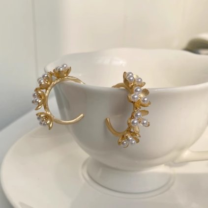 Matné zlaté květinové náušnice s perlou