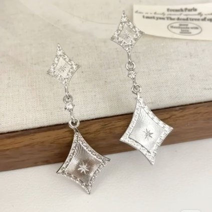 Stříbrné náušnice s diamantovým vzorem