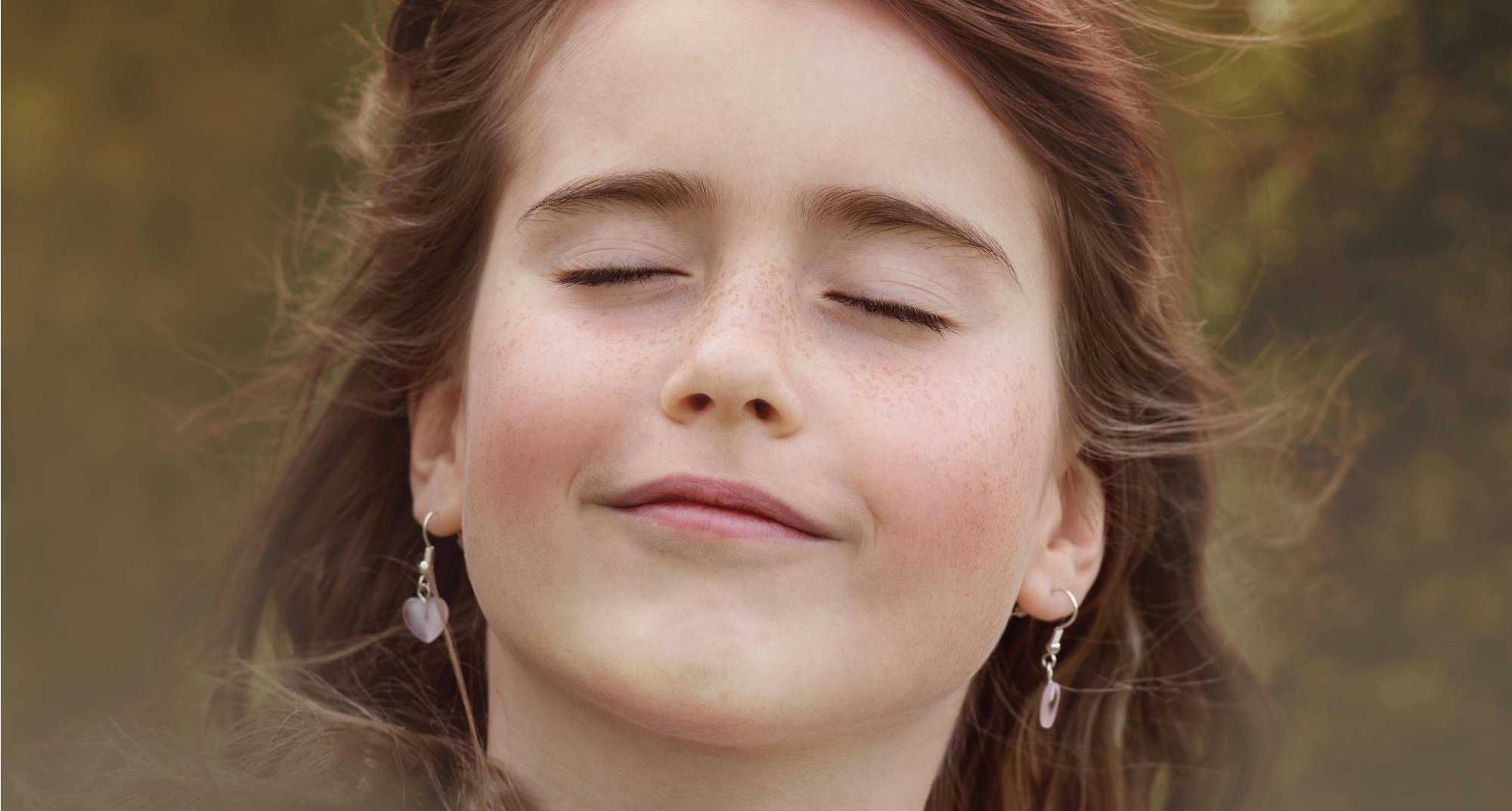 Vzneste se na Křídlech Lásky: Elegantní Stříbrné Náušnice