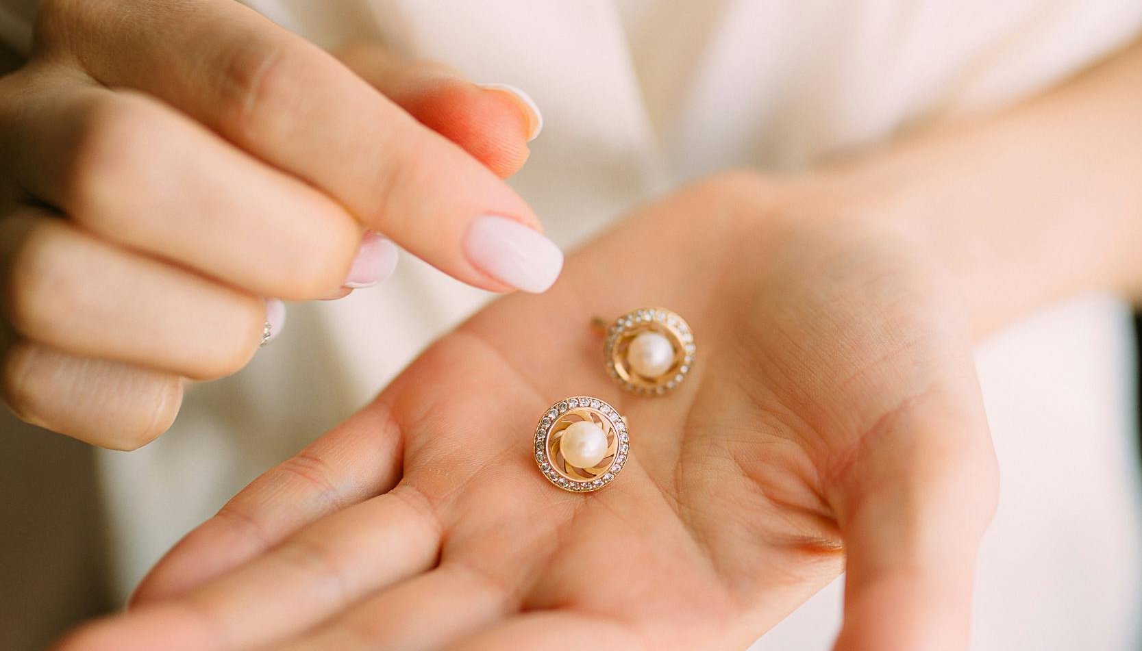 Zářivý lesk: Jak nosí perly v moderním stylu