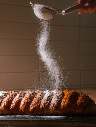 S novinkami v našej vitríne ešte nekončíme. Predstavujeme vám Orechový vrkoč z maslového croissantového cesta, plný...